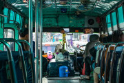 日本人「タイでバス乗ったらコレがぶら下がってた」→日本では生まれない発想！車内で笑いが起きそう！【タイ人の反応】