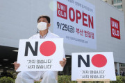 【もうグダグダ】釜山に新規オープンしたユニクロ前で一人不買デモ　市民は「便利だから利用」