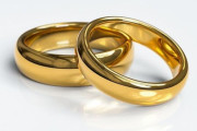 「ダイビング中に誰かが落とした結婚指輪を発見…えっ、泳いでる!?」信じられない場所で目撃される