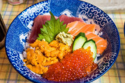色んなモノがあって楽しい！東京アメ横で食べ歩き！！外国人「美味しそうに食べてる姿を見て作った人が喜んでくれてるのが好き」