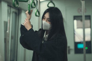 日本の電車のつり革にバカでかい◯◯が止まっててガチで心臓止まった！これは心臓に悪いｗ【タイ人の反応】