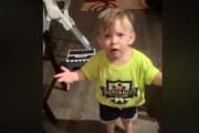 キスがないだと！行ってきますのキスをせずに仕事に行ったママへの不満をパパにぶつける2歳男児（アメリカ）