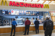 クレジットカードが使用不可となった顧客の代金を支払ったマクドナルドのアルバイト少年