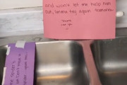 ハエトリグモを愛する女性が台所に残したメモ書きが微笑ましくてネットがじんわり（蜘蛛出演中）