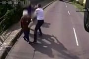 元軍人のバス運転手、路上で強盗に襲われる女性を見かけて・・・
