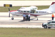【動画】パイロットが空で気絶、素人の乗客が飛行機を操縦し着陸させる