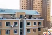 ベランダで人間と犬がワンダフルな死闘を繰り広げている映像が世界で話題に