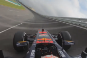「レッドブル・RB7」が栃木のホンダ・テストコースを走行