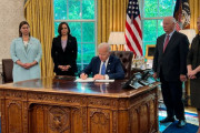 海外「米大統領がウクライナへのレンドリース法(武器貸与法)に署名」
