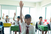 タイ人「日本も制服なのに？」日本経済新聞が「タイの学校制服はタイ人から創造性を奪っている」と批判！？【タイ人の反応】