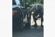 オーマイガー！ガソリンで洗車する男