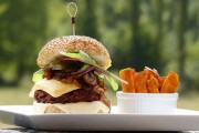 日本人の88%がまだ知らないチーズ料理！？モス期間限定バーガー・マッケンチーズ＆コロッケ「モスバーガー大好き！」「肉じゃなくてもいいよね！」海外の反応