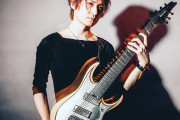 【海外】Ibanezのデモ演奏をする平賀優介