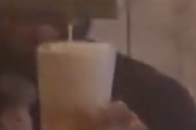 どうやっても上手にビールが入れられないよ・・・。見ていて悲しくなってくる泡の多いビール。海外の反応