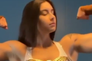 こんな女の子に締め上げられたい・・・。コスプレイヤーの女の子の筋肉が美しい。海外の反応