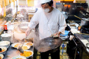 高速の鍋さばきが凄い⁉大阪の大衆町中華！！外国人「こまめに鍋を綺麗にしてる姿にこだわりを感じる！」
