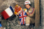 韓国人「1990年、英仏海底トンネルがつながり両国の作業員が出会うシーン」→「韓国と日本もそんな日が来れば」