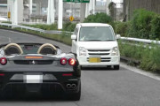 フェラーリもビックリ！大黒PA出口でしれっと逆走してくる軽自動車