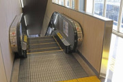 【海外の反応】日本で駅のエスカレーターにジャケットが巻き込まれて男性が死亡　海外の反応「裸で乗りたくなるくらい危険、エスカレーターは人間のための肉挽き器」