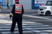 海外「日本人を心から尊敬する！」外国人観光客を救う杖をついたおじいさんに世界から賛辞が