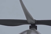 【海外の反応】風力発電のタワーが風でグニャリと曲がる→折れないための設計だった
