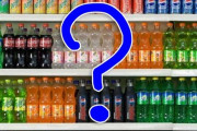 「このドリンクの陳列棚は…よく見ると必ず驚くはず」目立たないアート