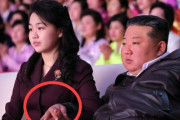 金正恩が“後継者”と噂の娘と手つなぎ観覧…北朝鮮の写真公開に韓国ネットも嫌悪感あらわ