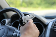 【世紀末】あおり運転の応酬で銃撃戦に→ 父親同士がお互いの娘を撃ち殺人未遂で逮捕される