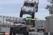 飛びます飛びます！レーシングトラックが宙を舞う過激なレース
