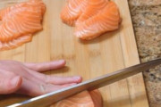 海外「あぶりサーモンって自宅で作れるんか」ロスのサーモンで握ったお寿司がこちら