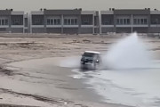 トヨタのFJクルーザーで浜辺の水際ギリギリを攻めた男性、転倒して体が宙に投げ出される