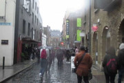 アイルランド人「なんでここでは日本のように傘を使っていないんだ？」
