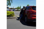 駐車場でまるでゾンビのような行動をする怪しい男