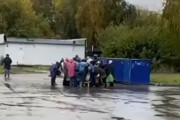 海外「食料の値段が高騰し、スーパーのゴミ箱に群がるロシアの年金受給者達」