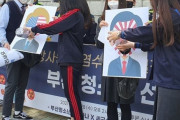 【悲報】韓国の高校生も集結！「福島原発の汚染水、日本人が飲め」日本人と米国人に汚染水を飲ませるパフォーマンス　韓国の反応