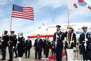 【画像あり】韓国人「米国が文大統領の歓迎に“色褪せた太極旗”を使用！」米儀仗隊の「空色」の太極旗をめぐる議論、大統領府は確認中　韓国の反応