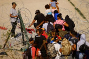 海外「なんでアメリカ人は南部の国境から大量に不法移民が来るのを気にしていないんだ？」