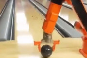 ロボットがボウリングに挑戦した結果･･･　凄いけどなんか違う！