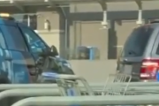 万引きするためなら車が壊れてもかまわない！スーパーマーケットの駐車場でセキュリティから強引に逃げる。海外の反応