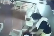 寝ぼけて、カバンと間違えてイスを背負って下校する少年が海外で話題に