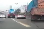 レンガを積んだトラックがバランスを崩した結果・・・隣を走っていた車が犠牲に　海外の反応