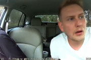 海外「メキシコのカルテルが白人旅行客に銃を向けた後に勘違いだと気づいて宥めようとする図」