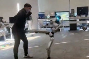 クリティカルヒット！ロボットに股間を蹴り上げられた男性の悲劇