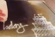 海外の鉄板焼きレストランで「逆さ文字」で誕生日を祝う調理人のパフォーマンス