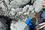 【海外】「アルaskaの冷たい小川で男性を救出！700ポンドの巨岩を消防士が持ち上げた衝撃のドラマ」