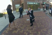 デート中ボーイフレンドが警察に捕まるだと！？からのサプライズ・プロポーズ。警官は協力者だった