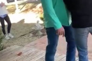 海外「【閲覧注意】 元嫁の家に息子を迎えにやって来て息子の継父に撃たれる男」