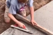 プロも顔負け「左官職人」の少年…コンクリートの歩道をならす技術が美しい