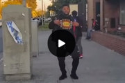 ストリートでダンスをする若者たちの映像が海外で話題に