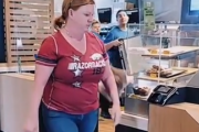なんで子どものように怒りをぶちまける大人はいなくならないのか。マクドナルドでコーヒーを待つ女。海外の反応
